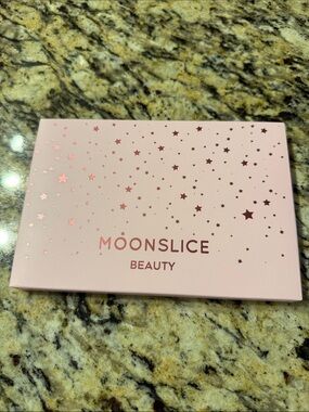 MOONSLICE BEAUTY
EYESHADOW PALETTE 
NEW